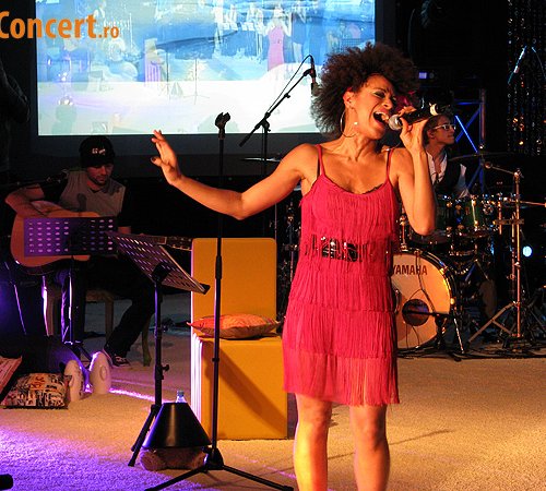 Claudia Pavel a sustinut primul sau concert unplugged (poze si video)