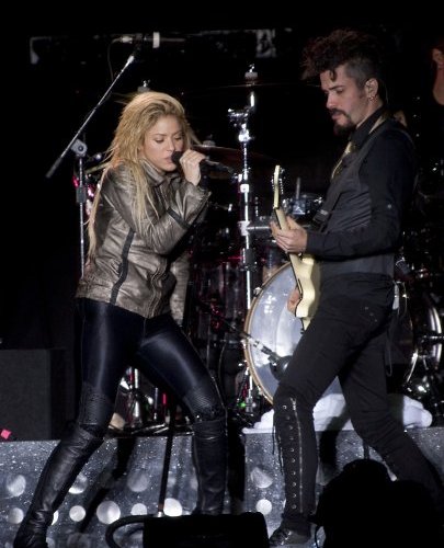 shakira_07-05-2011alex_chelba-10