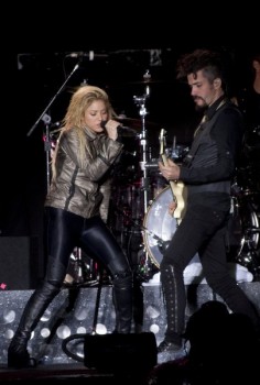 shakira_07-05-2011alex_chelba-10