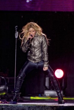 shakira_07-05-2011alex_chelba-14