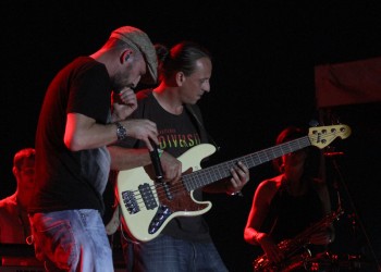 gentleman-concert-peninsula-2011-kiss-terace-1