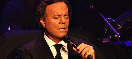 Promoţie la biletele pentru concertul Julio Iglesias de la Bucureşti