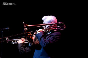 pink-martini-storm-large-bucharest-2012-10