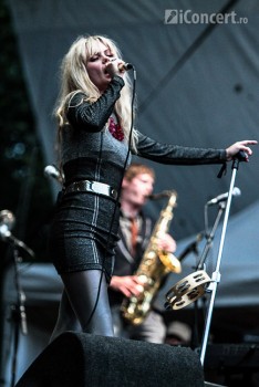 3-the-asteroids-galaxy-tour-summer-well-2012-10