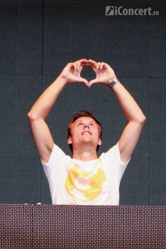 4-armin-van-buuren-the-mission-dance-weekend-2012-12