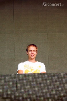 4-armin-van-buuren-the-mission-dance-weekend-2012-15