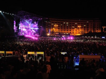 lady-gaga-bucharest-concert-2012-21