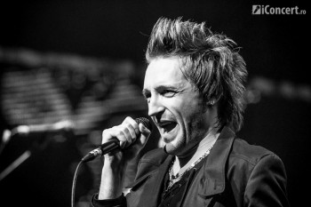 1-addiction-christmas-rock-silver-church-10