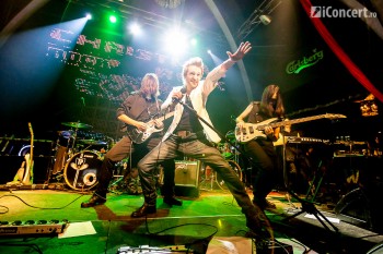 1-addiction-christmas-rock-silver-church-17