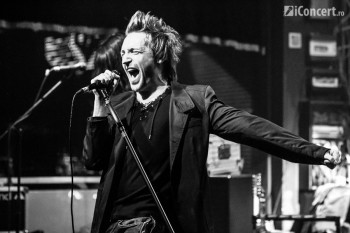 1-addiction-christmas-rock-silver-church-9