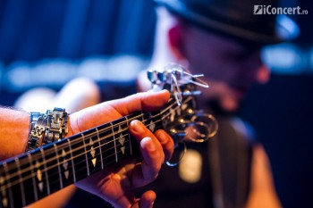 2-cargo-christmas-rock-silver-church-20