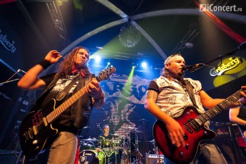 2-cargo-christmas-rock-silver-church-30