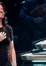 RECENZIE: Yanni la Bucureşti, un concert optimist, plin de emoţie pozitivă (POZE)