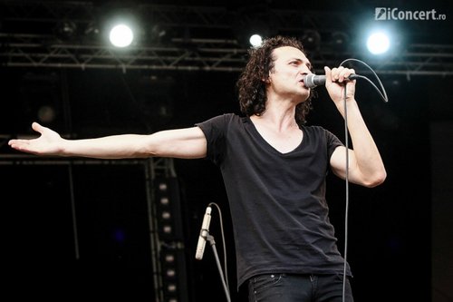 Ionuţ Ruscior, solistul PUBLIKA, în deschiderea lui Steve Vai - Foto: Vlad Pîrîu / iConcert.ro