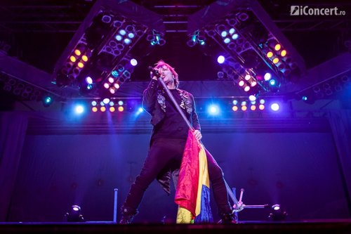 Bruce Dickinson, solistul Iron Maiden cu tricolorul în mână - Foto: Daniel Robert Dinu / iConcert.ro