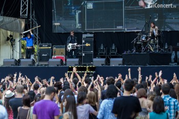 1-the-family-rain-summer-well-2013-10