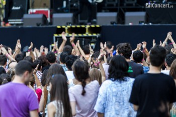 1-the-family-rain-summer-well-2013-11