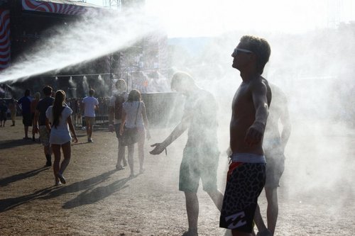 Fanii s-au răcorit aşa cum au putut la Sziget 2013 - Foto: Pătraşcu Maian Ruxandra – iConcert.ro