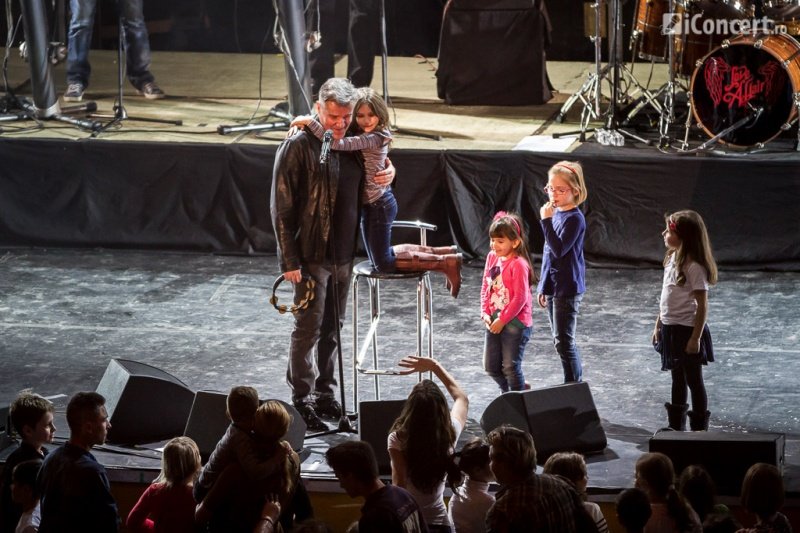 Dan Bittman ca cântat alături de copiii prezenţi la concert - Foto: Daniel Robert Dinu / iConcert.