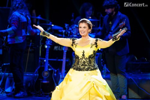 Felicia Filip salută publicul prezent la Teatrul Naţional Bucureşti - Foto: Fabian Radu / iConcert.ro