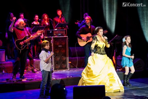 Felicia Filip acompaniată de doi copii pentru piesa "Pseudofabula" - Foto: Fabian Radu / iConcert.ro