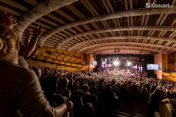 holograf-cat-de-departe-sala-palatului-bucuresti-47