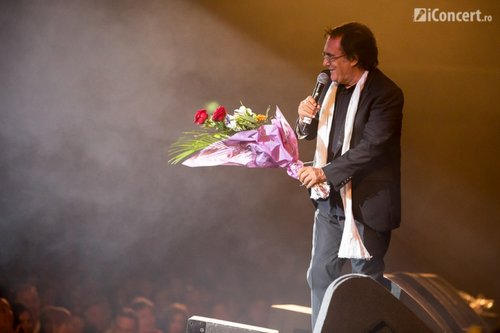 Pe parcursul întregii seri artistul a primit flori - Foto: Daniel Robert Dinu / iConcert.ro