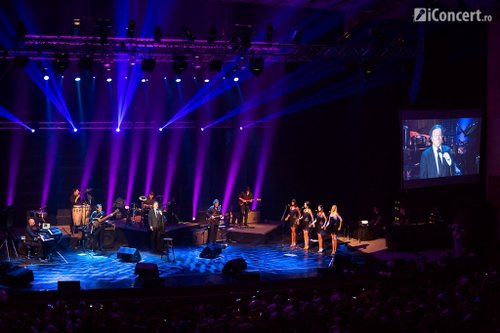 Julio Iglesias alături de band-ul său pe scena Sălii Palatului - Foto: Daniel Robert Dinu / iConcert.ro
