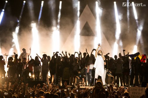 Jared Leto şi fanii de pe scenă la piesa "Up in the Air" - Foto: Daniel Robert Dinu / iConcert.ro