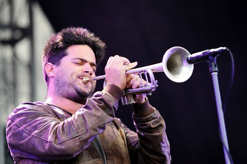 Harry Angus de la The Cat Empire - Foto: Stuart Sevastos