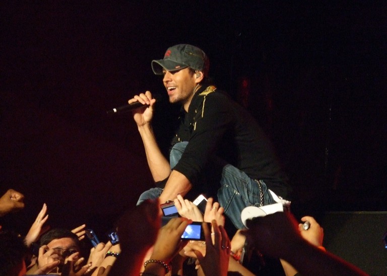 CONCURS: Câştigă invitaţii la concertul Enrique Iglesias de la Bucureşti