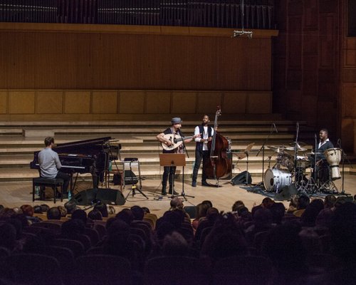 RECENZIE: Frumuseţea contrastelor în jazz, explicată de Dhafer Youssef la Sala Radio din Bucureşti