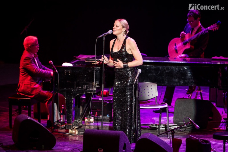 Pink Martini revine împreună cu solista Storm Large în România, în aprilie 2017