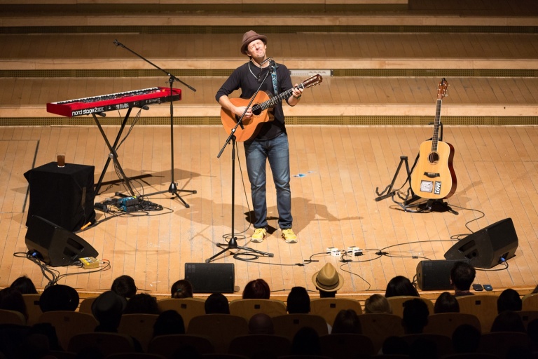 RECENZIE: Sentimentele s-au preschimbat în note muzicale la concertul lui Jason Mraz de la Sala Radio (FOTO)