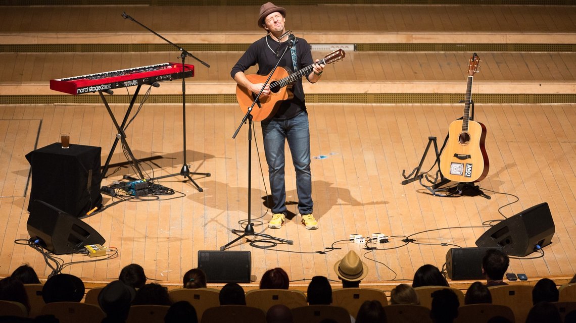 RECENZIE: Sentimentele s-au preschimbat în note muzicale la concertul lui Jason Mraz de la Sala Radio (FOTO)