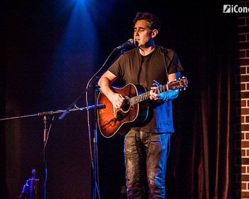 RECENZIE: Magia folk-ului american în compania lui Joshua Radin, la Hard Rock Cafe din Bucureşti (FOTO)