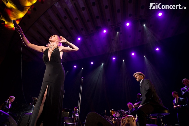 RECENZIE: Pink Martini la Bucureşti – un cocktail global de emoţii cântate (FOTO)