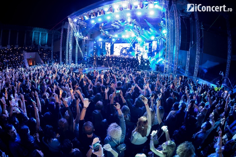 RECENZIE: Muzică cu subînţeles şi fără chip, la concertul „Antiexemplu” al trupei Carla’s Dreams (FOTO)