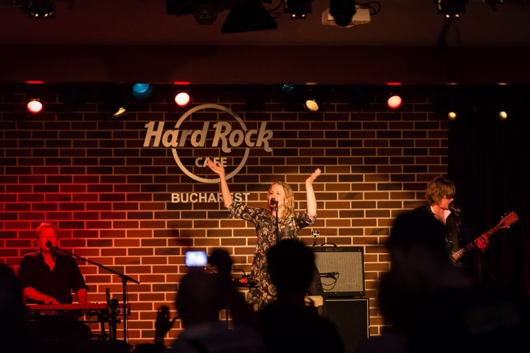 FOTO: Joan Osborne la Hard Rock Cafe din Bucureşti