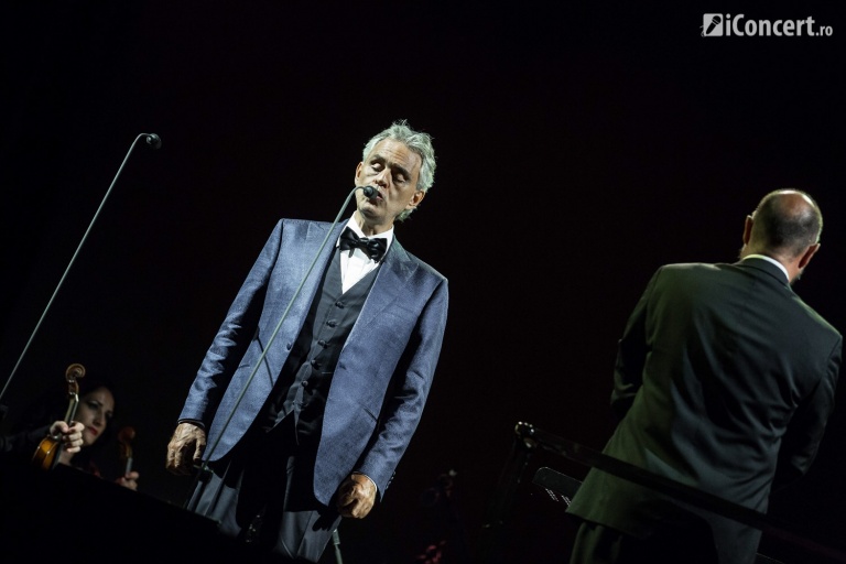 RECENZIE: 10.000 de români au cântat împreună cu Andrea Bocelli şi invitaţii acestuia, în concertul de la Bucureşti (FOTO)