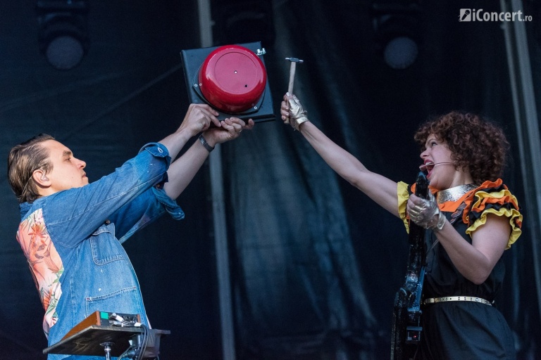RECENZIE: Muzică bună şi culoare cu Arcade Fire la Bucureşti (FOTO)
