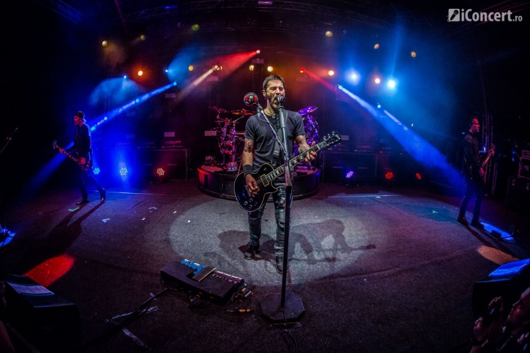 RECENZIE: Adrenalină şi rock la intensitate maximă cu Godsmack la Bucureşti (FOTO)