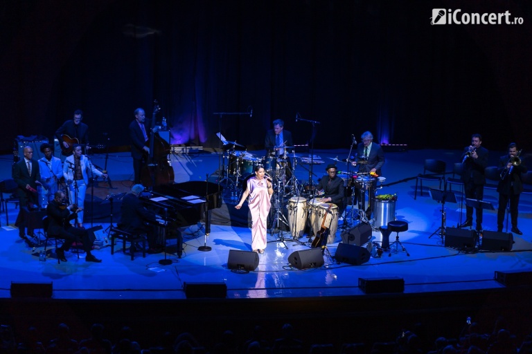 FOTO: Pink Martini la Sala Palatului din Bucureşti