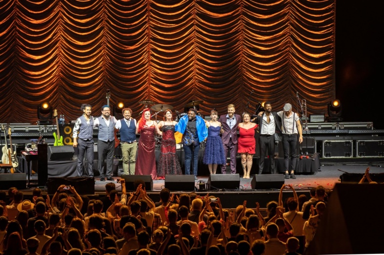 RECENZIE: Coveruri de excepție și surprize de proporții la concertul Postmodern Jukebox la București (FOTO)