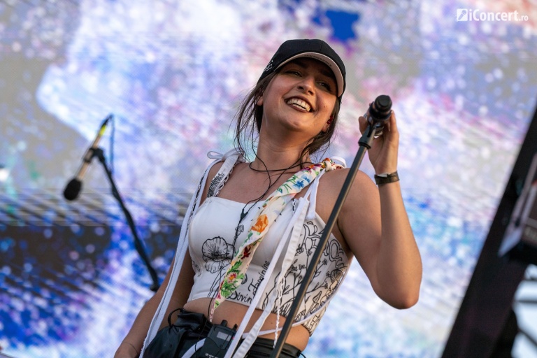 Maisie Peters și EMAA deschid concertele Coldplay de la București