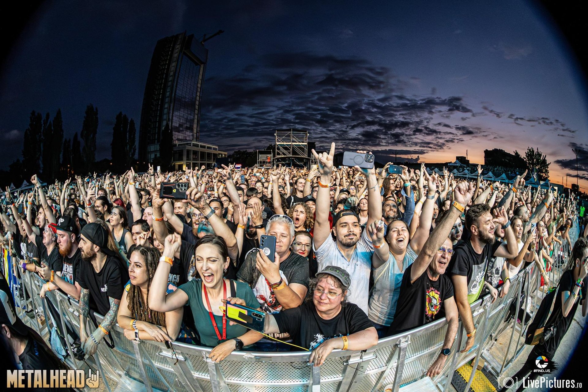 Publicul la concertul Five Finger Death Punch de la Bucuresti