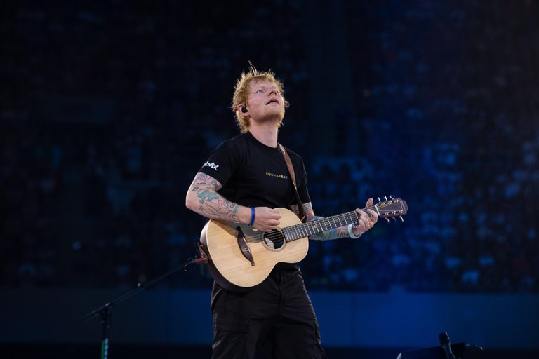 RECENZIE: Ed Sheeran a predat matematica iubirii în concert la Arena Națională (FOTO)