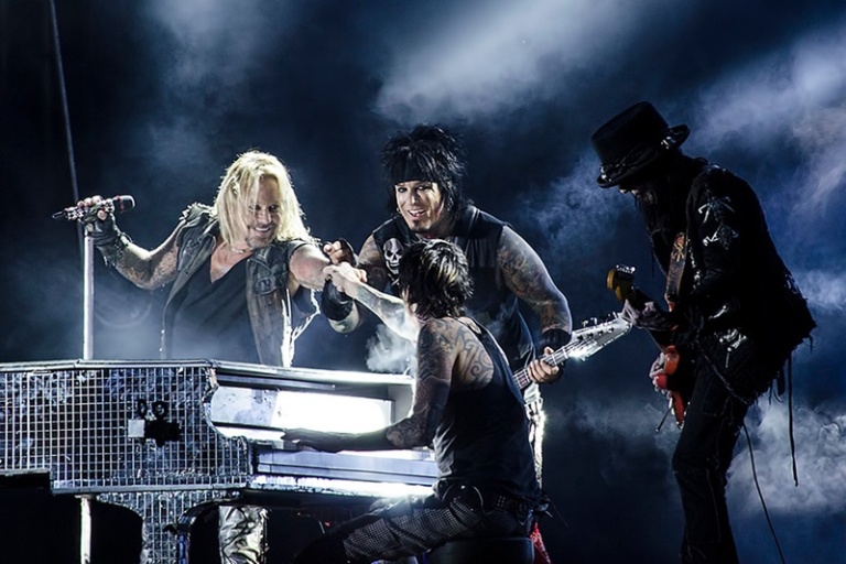 Formația glam metal Mötley Crüe lansează piesa „Fight For Your Right”, cover Beastie Boys