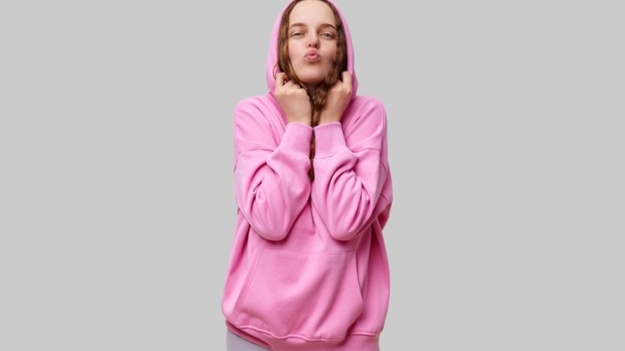 Cum să transformi un hanorac simplu într-o piesă statement?